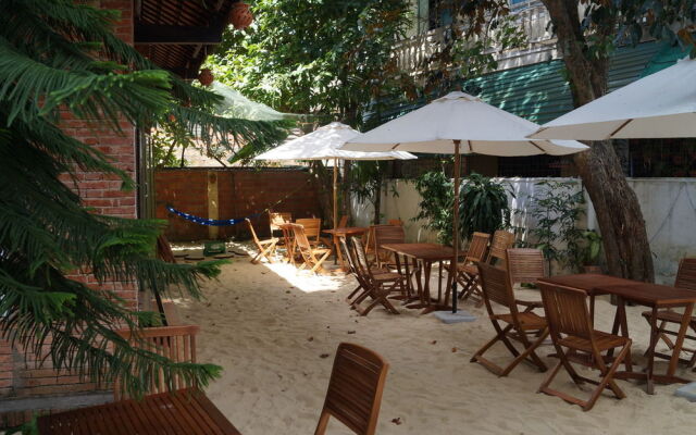 Oasis Bar and Hostel