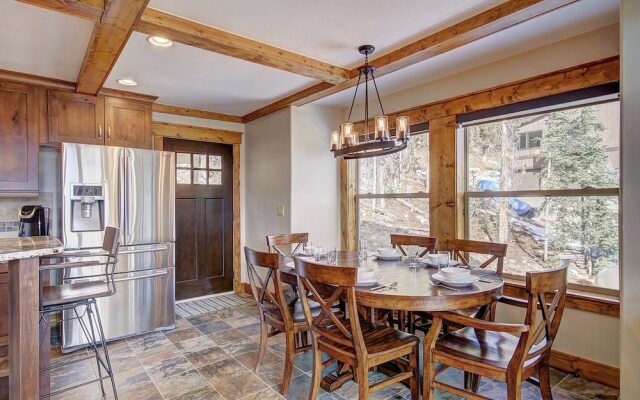 Mountain View Lodge 4 Bedroom Home by RedAwning