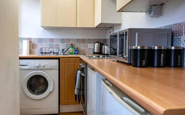 ☆Bright Apartment, Near University + City Centre☆