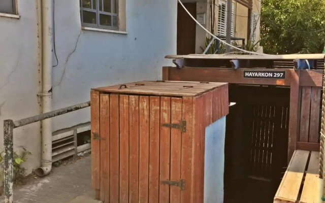 Low-Cost Guesthouse - By The Beach!
