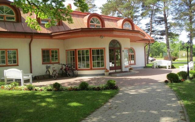 Saka Manor
