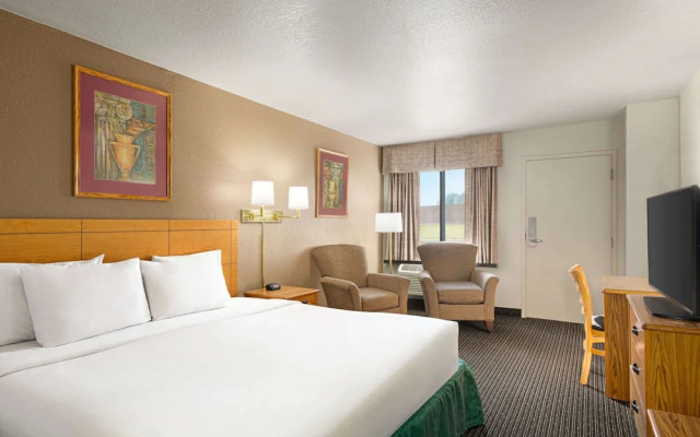 Travelodge by Wyndham Wellington KS