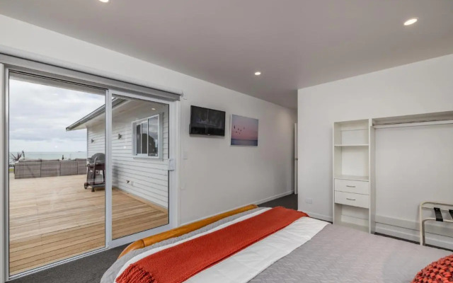 Waterfront Beach House - Paihia Holiday Home