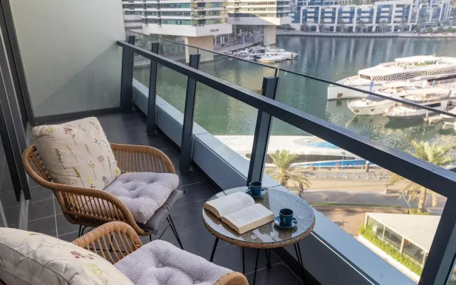 Stylish Marina-front 2BR Near Top Attractions