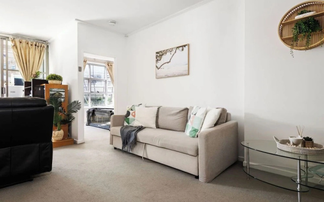 A Stylish Apt for 6 Right Next to Darling Harbour – Guest Rooms – Sydney