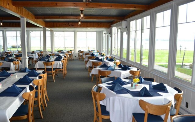 Buzz's Lakeside Inn