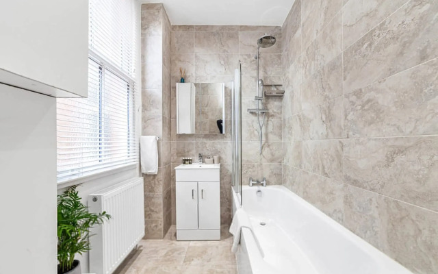 Bright West Ealing Abode