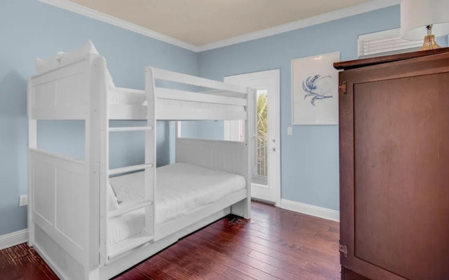 The Bluefin 6 Bedroom Home by RedAwning