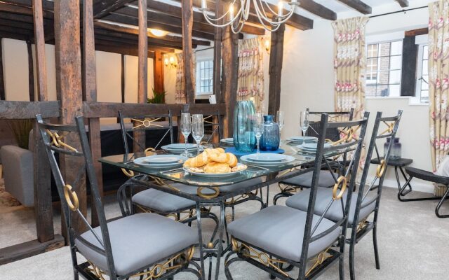 Karah Suites - Queen Annes Court