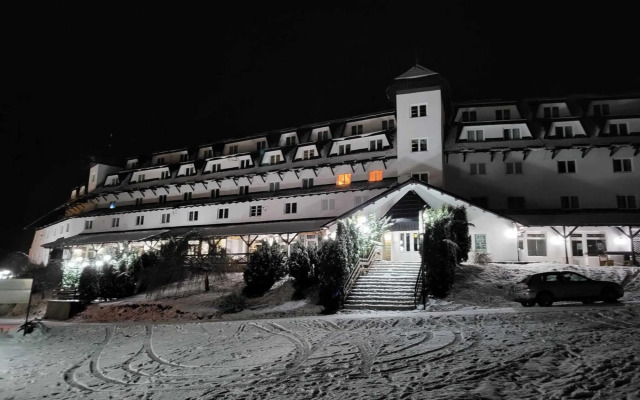 Ski-in & Ski-out, Apartman Filip - 30m from GONDOLA Brzeće