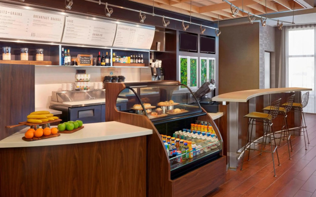 Courtyard by Marriott Kingston Highway 401/Division Street