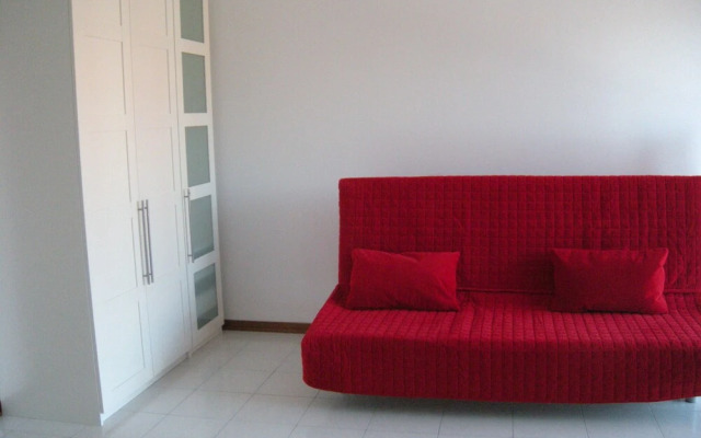 Spacious and Bright Studio With 2 Mm2 Stops