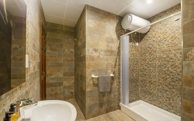 Summer Breeze Penthouse with large Terrace and Hot Tub by Getaways Malta