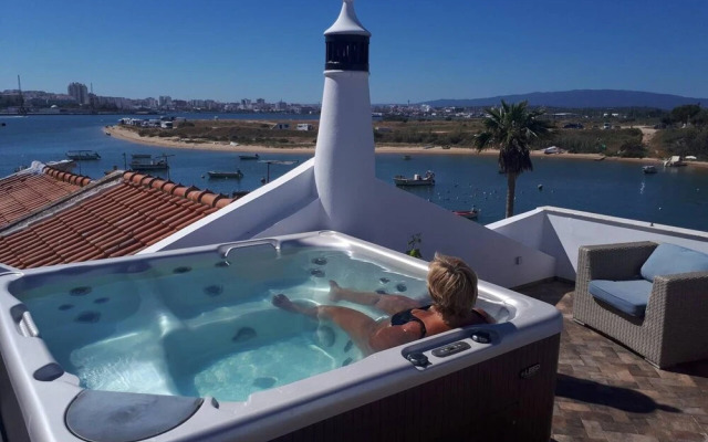 Waterfront, big Terrace, hot tub & 200 m to Beach