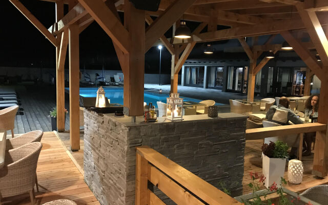 16 Lakes Hotel