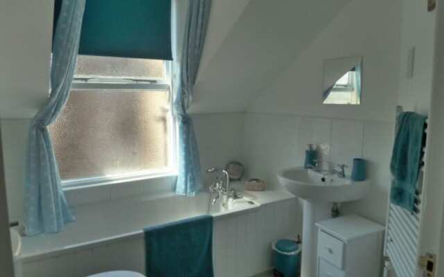 Light, Spacious 2 bed 2 Bath Flat. Sleeps 2-8