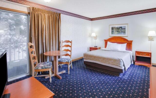 Super 8 Macknaw City/Beachfront Area