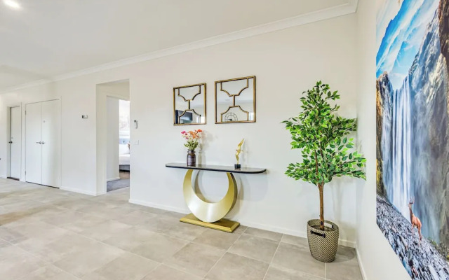 StayAU Charming 4BR Retreat Wyndham Vale