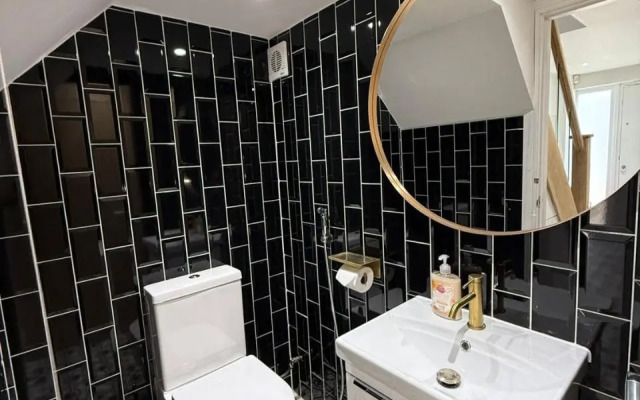 Luxurious Modern House With Garden Close To City Centre