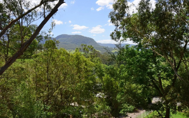 Treetops - Newly renovated, in the village!