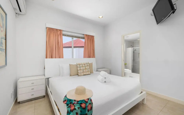 3BR 3BA Pool Downtown Short Walk to Beach