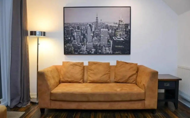 Convenient 3 Bedroom Home Fast Wi-Fi Free Parking