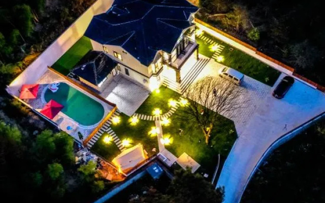 Lock Mountain Homestay