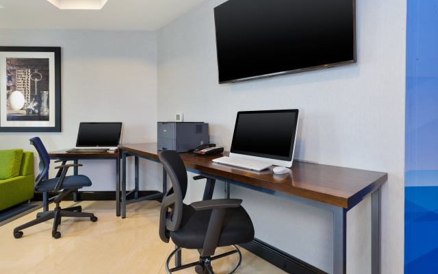 Holiday Inn Express & Suites Warminster - Horsham by IHG