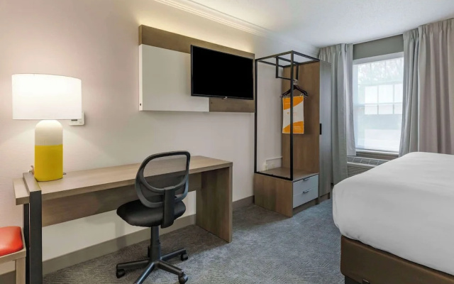 Holiday Inn Express Hotel & Suites Amherst-Hadley, MA