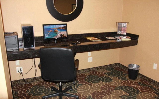 Castle Rock Inn & Suites