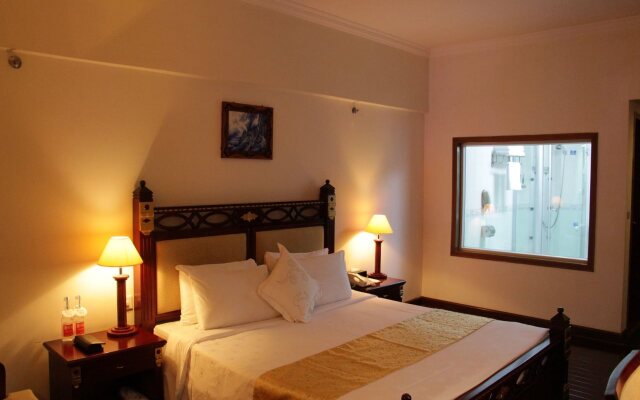 Golden Lustre Hotel