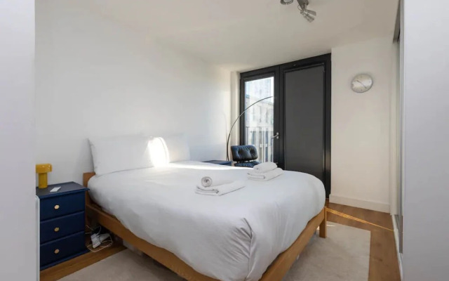 Stylish 2 Bedroom Flat in Canada Water