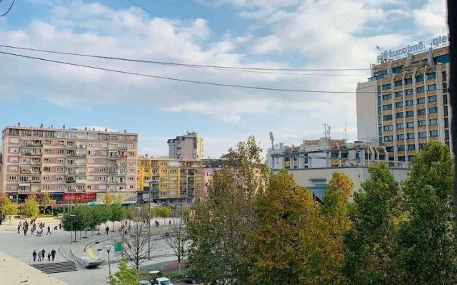 Yellow Moon Hostel&Apartment