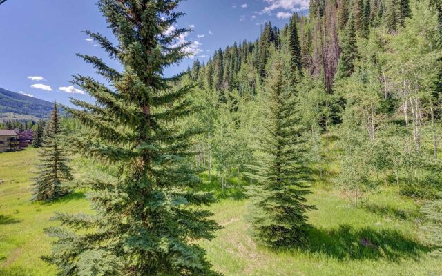 Mountain-view Vail Condo w/ Balcony + Gas Grill!