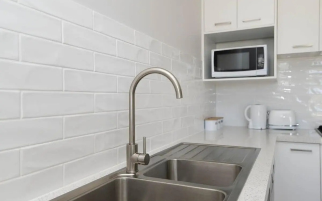 Villa on Matthews, Quite, Modern, Fresh, Free Wifi – Kitchen – Orange