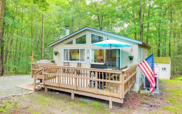 Deck & Fire Pit: Pet-friendly Pocono Lake Abode!