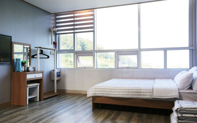 Flora Hostel Pension