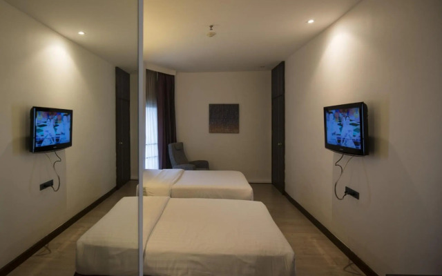 Отель Sukhumvit Suites