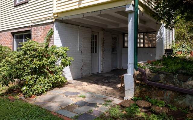 Cheerful 3 Bedroom Home Walk to UVA Stadium