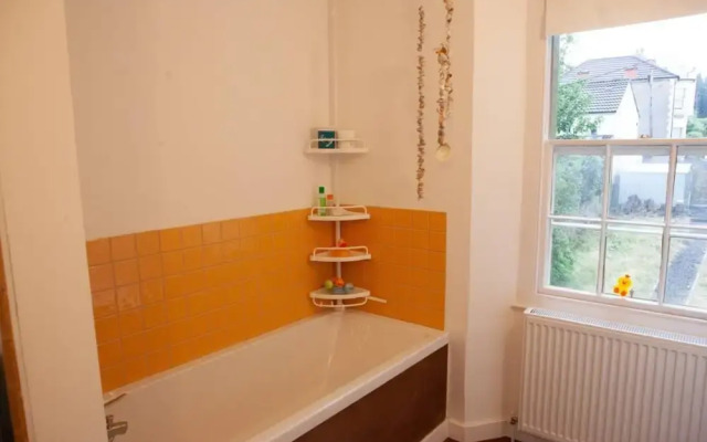 Spacious 3 Bedroom Georgian House in Bristol