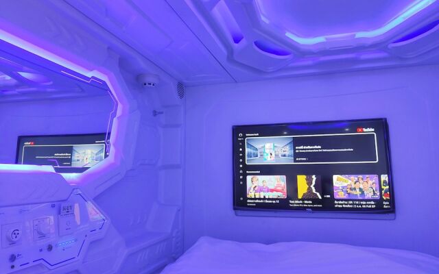 MET A Space Pod Phrom Phong