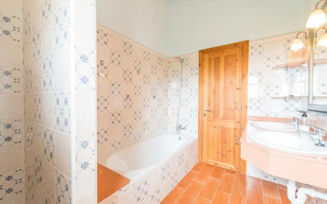 Can Canals in Art With 5 Bedrooms and 4 Bathrooms