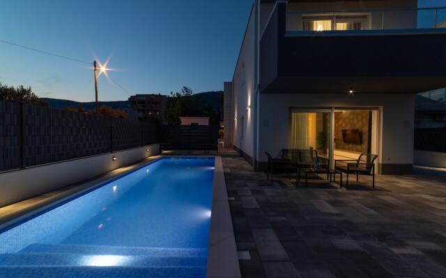 New Luxury Modern Four-bedroom Villa With Pool