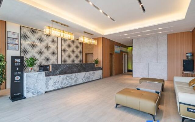 Rezen Select Hotel (Chaka Salt Lake)