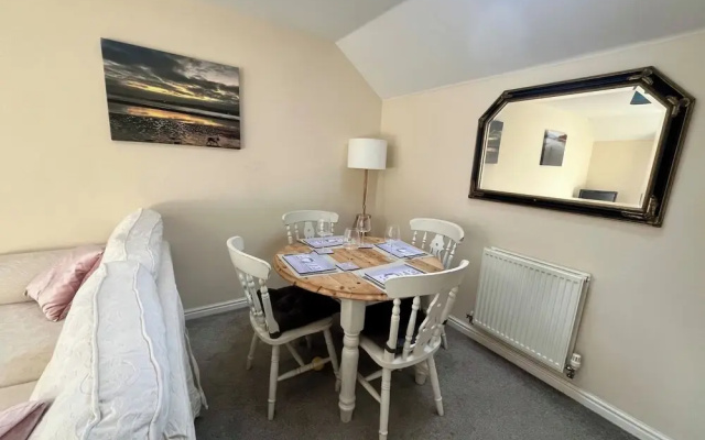 Entire Two Bedroom Detached Coach House