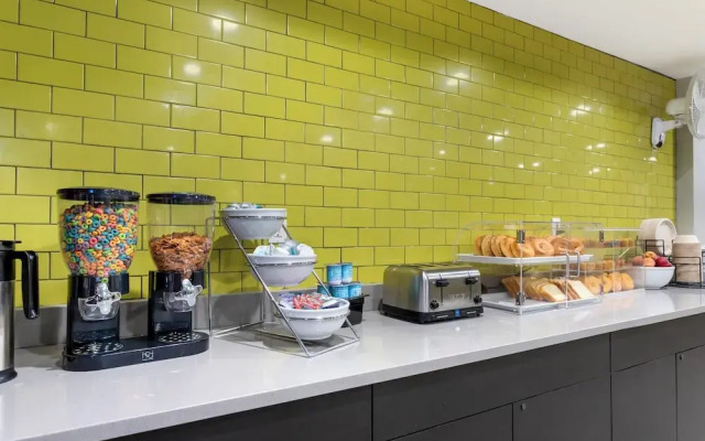 Red Roof PLUS+ Brooklyn - Flatbush Ave