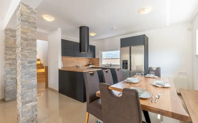 Villa Dvor Comfortable Holiday Residence