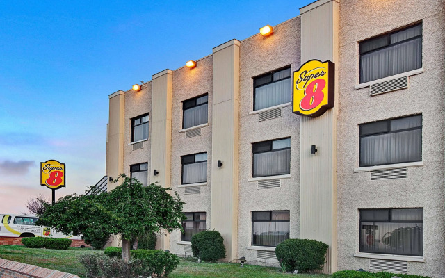 Super 8 By Wyndham Jamaica North Conduit