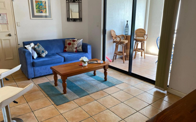 Tropical One Bedroom Apartment at The Mediterranean – Guest Rooms – Port Douglas