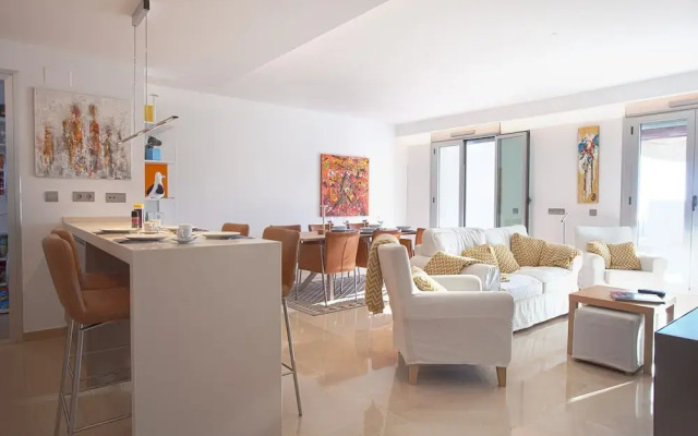 Modern Apartment With Balcony